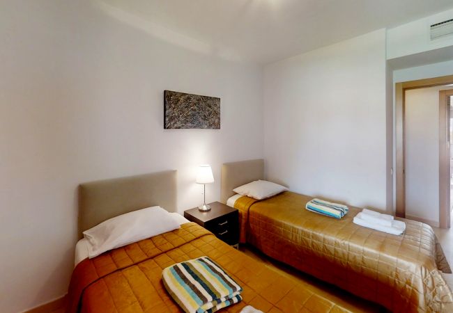 Apartamento en Estepona - Beachside Apartment with Pools & Terrace Views