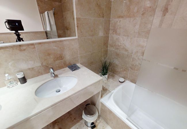 Apartamento en Marbella - Apartment with Sea Views and Sunlit Terraces