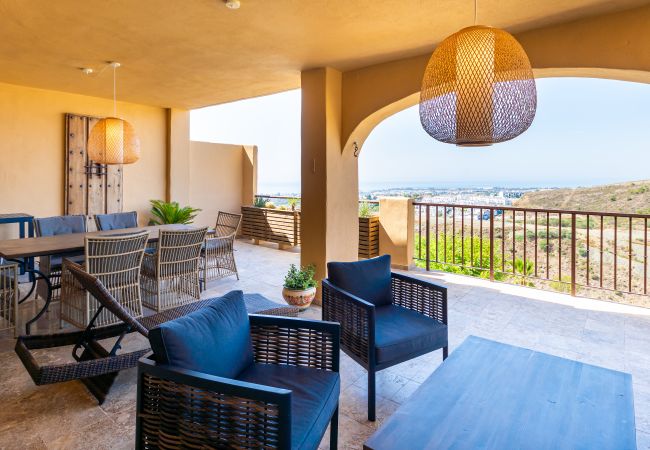 Apartamento en Benahavís - 3-Bedroom Apartment with Sea & Mountain Views