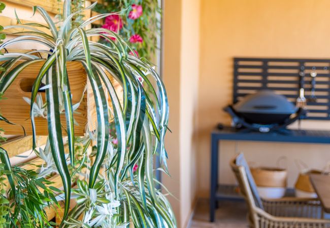 Apartamento en Benahavís - 3-Bedroom Apartment with Sea & Mountain Views