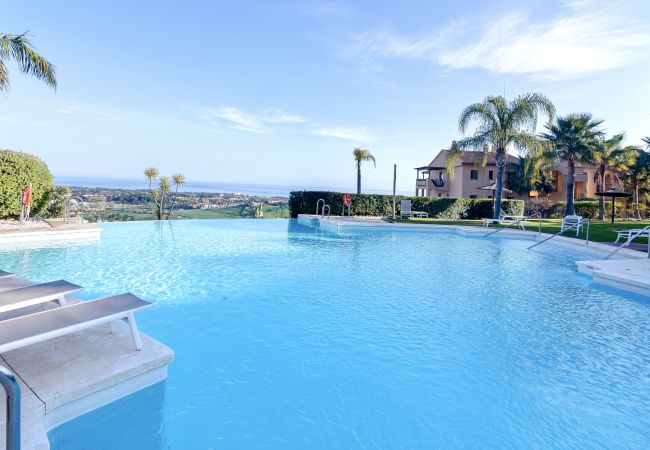 Apartamento en Benahavís - 3-Bedroom Apartment with Sea & Mountain Views