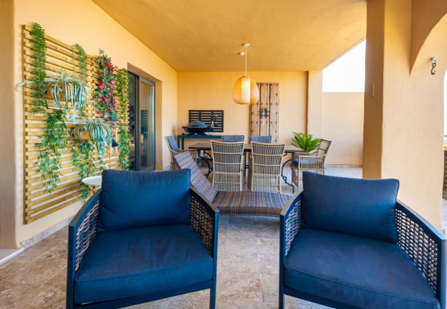 Apartamento en Benahavís - 3-Bedroom Apartment with Sea & Mountain Views