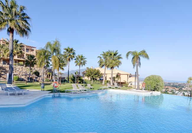 Apartamento en Benahavís - 3-Bedroom Apartment with Sea & Mountain Views