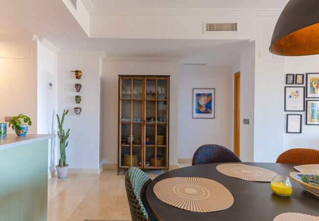 Apartamento en Benahavís - 3-Bedroom Apartment with Sea & Mountain Views