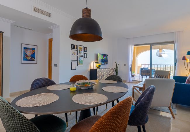 Apartamento en Benahavís - 3-Bedroom Apartment with Sea & Mountain Views