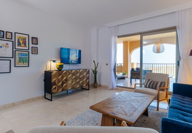 Apartamento en Benahavís - 3-Bedroom Apartment with Sea & Mountain Views