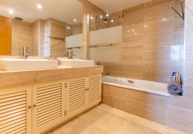 Apartamento en Benahavís - 3-Bedroom Apartment with Sea & Mountain Views