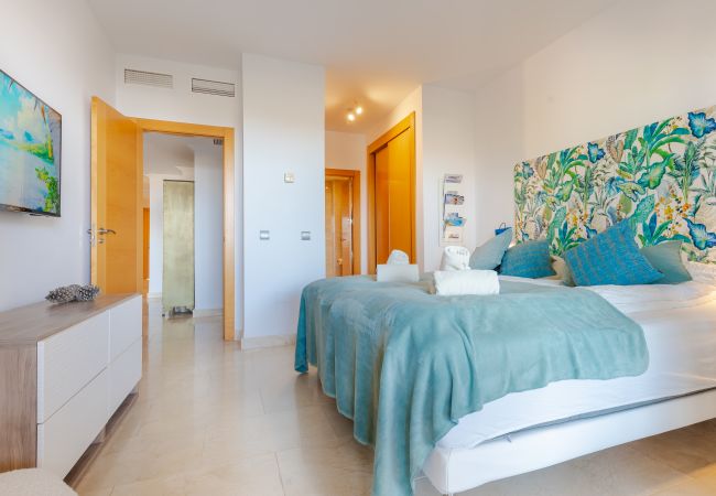 Apartamento en Benahavís - 3-Bedroom Apartment with Sea & Mountain Views