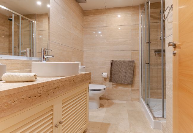 Apartamento en Benahavís - 3-Bedroom Apartment with Sea & Mountain Views