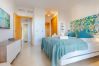 Apartamento en Benahavís - 3-Bedroom Apartment with Sea & Mountain Views