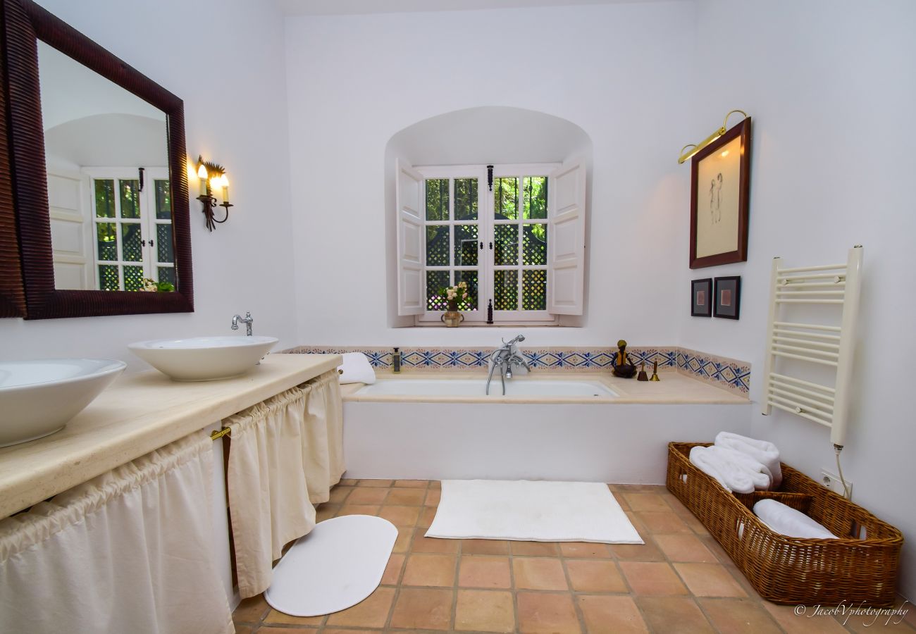 Villa en Marbella - A Real Oasis in  Colonial style