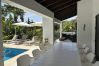 Villa en Marbella - Spacious Family Villa with Pool & Sunny Garden