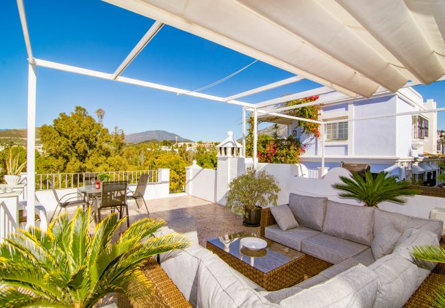 Amplia terraza con fantásticas vistas sobre Nueva Andalucia. Barbacoa, mesa comedor y salón. Aloha Pueblo