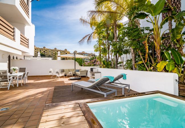 Piscina de 2 dormitorios con piscina y terraza en Estepona.