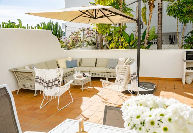 Vistas de la terraza para 2 dormitorios con piscina y terraza en Estepona