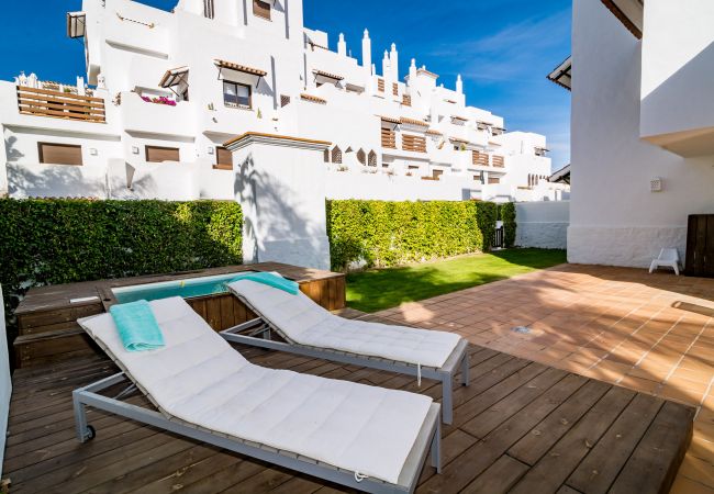 Área para tomar el sol en un apartamento vacacional de 2 dormitorios con piscina y terraza en Estepona