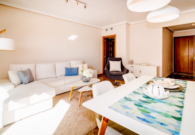 Sala de estar de 2 dormitorios con piscina y terraza en Estepona