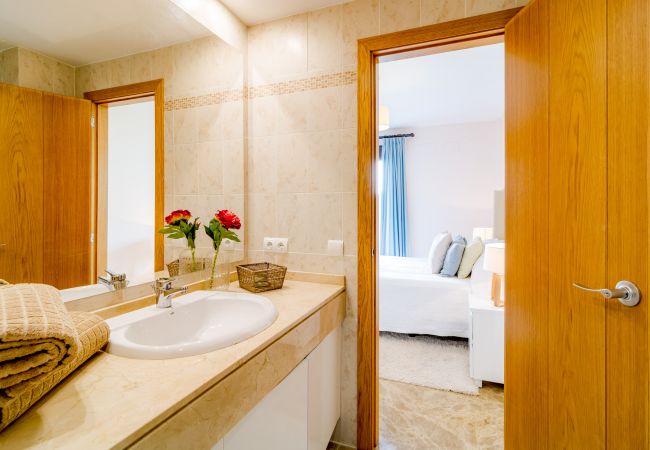 Baño en suite del apartamento vacacional de 2 dormitorios con piscina y terraza en Estepona