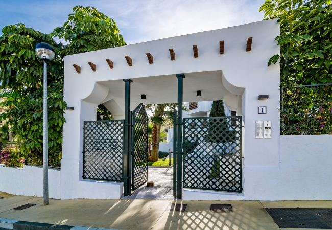 Entrada de 2 dormitorios con piscina y terraza en Estepona.