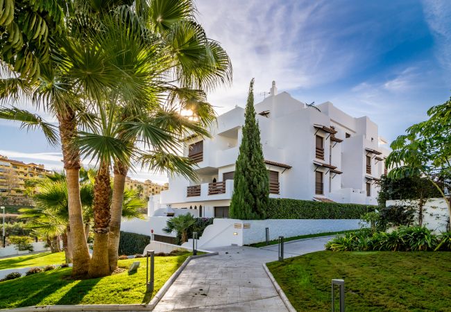 Apartamento de 2 dormitorios con piscina y terraza en Estepona.