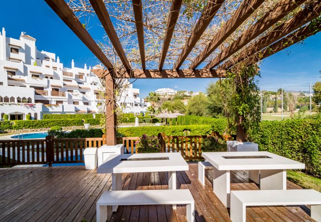 Piscina para 2 dormitorios, apartamento con piscina y terraza en Estepona.