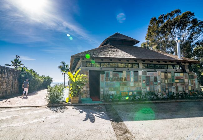 Exterior de 2 dormitorios con piscina y terraza en Estepona