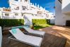Área para tomar el sol en un apartamento vacacional de 2 dormitorios con piscina y terraza en Estepona