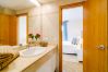 Baño en suite del apartamento vacacional de 2 dormitorios con piscina y terraza en Estepona