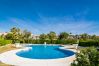 Piscina para 2 dormitorios, apartamento con piscina y terraza en Estepona.