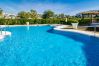 Piscina para 2 dormitorios, apartamento con piscina y terraza en Estepona.