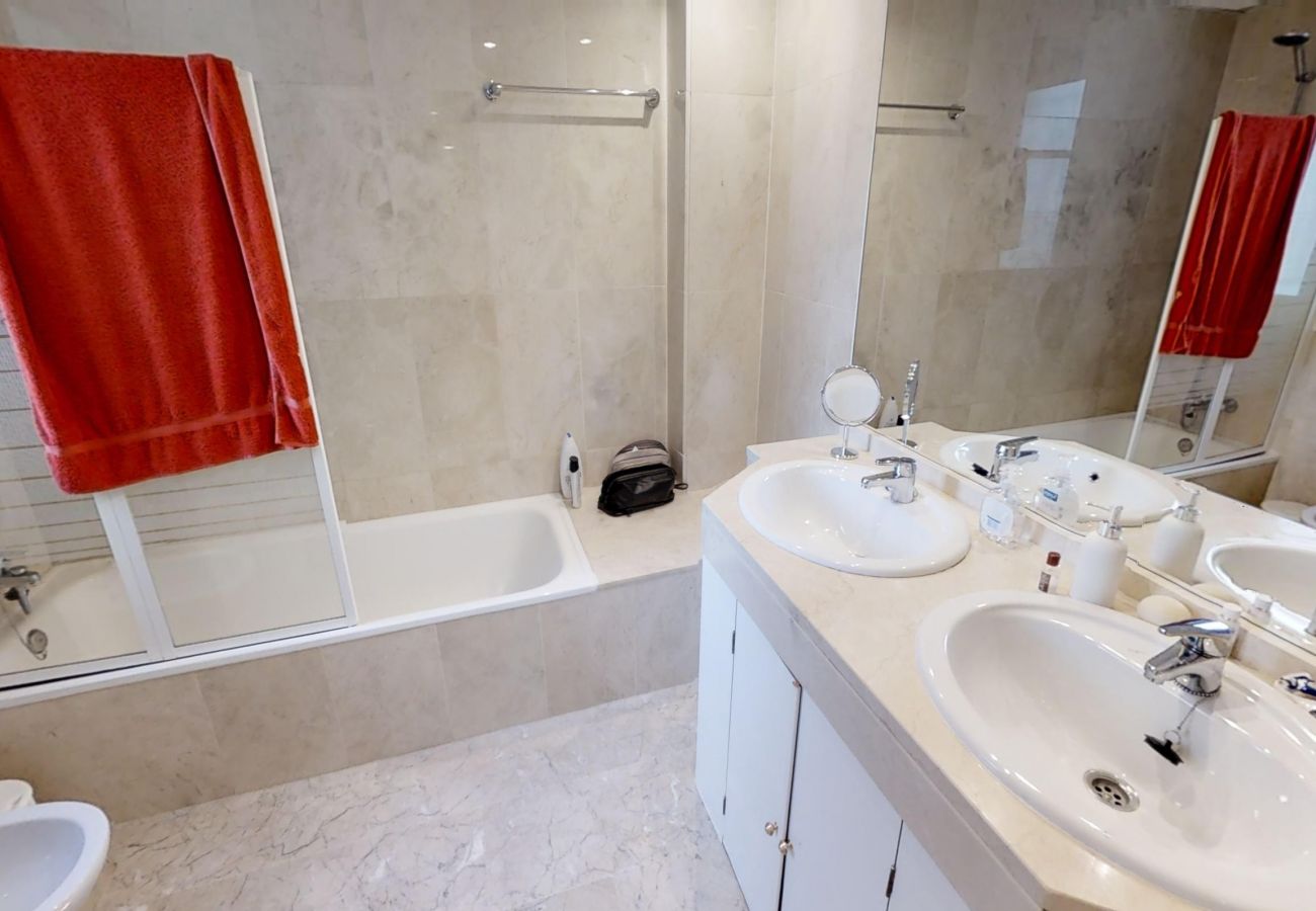 Apartamento en Marbella - Beachside Family Apartment with Direct Pool Access