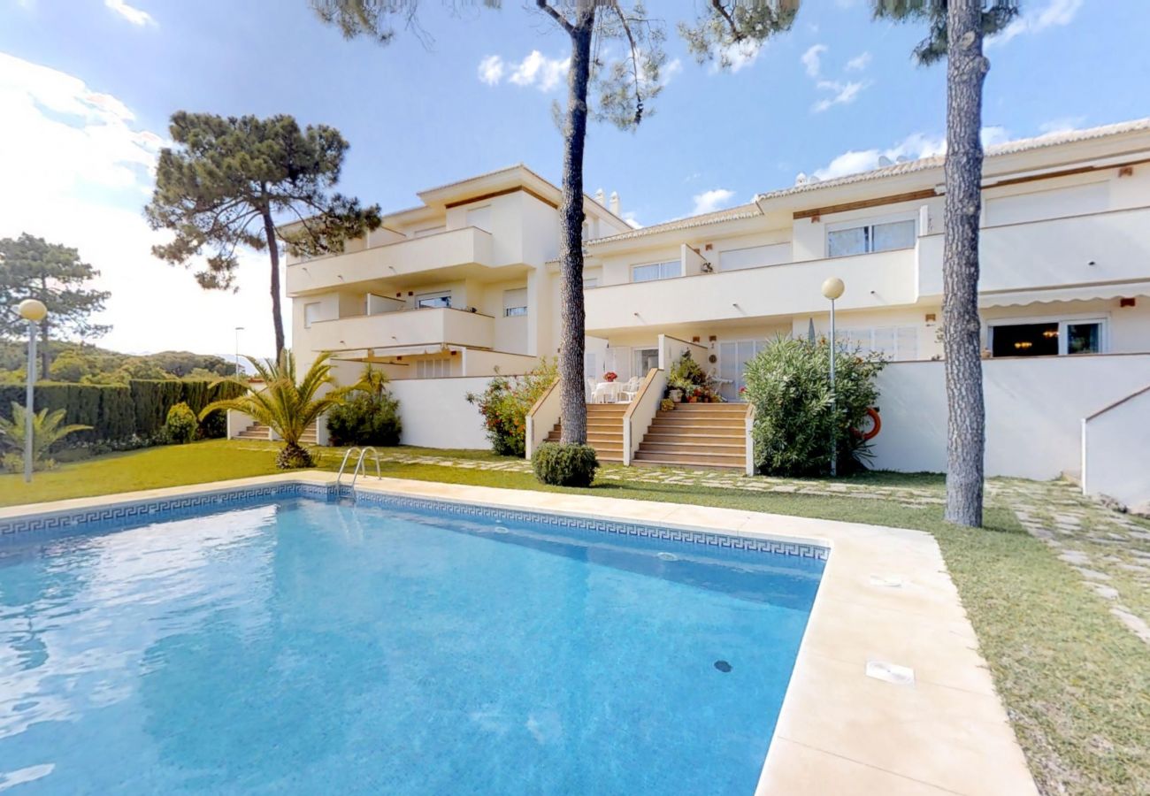 Apartamento en Marbella - Beachside Family Apartment with Direct Pool Access