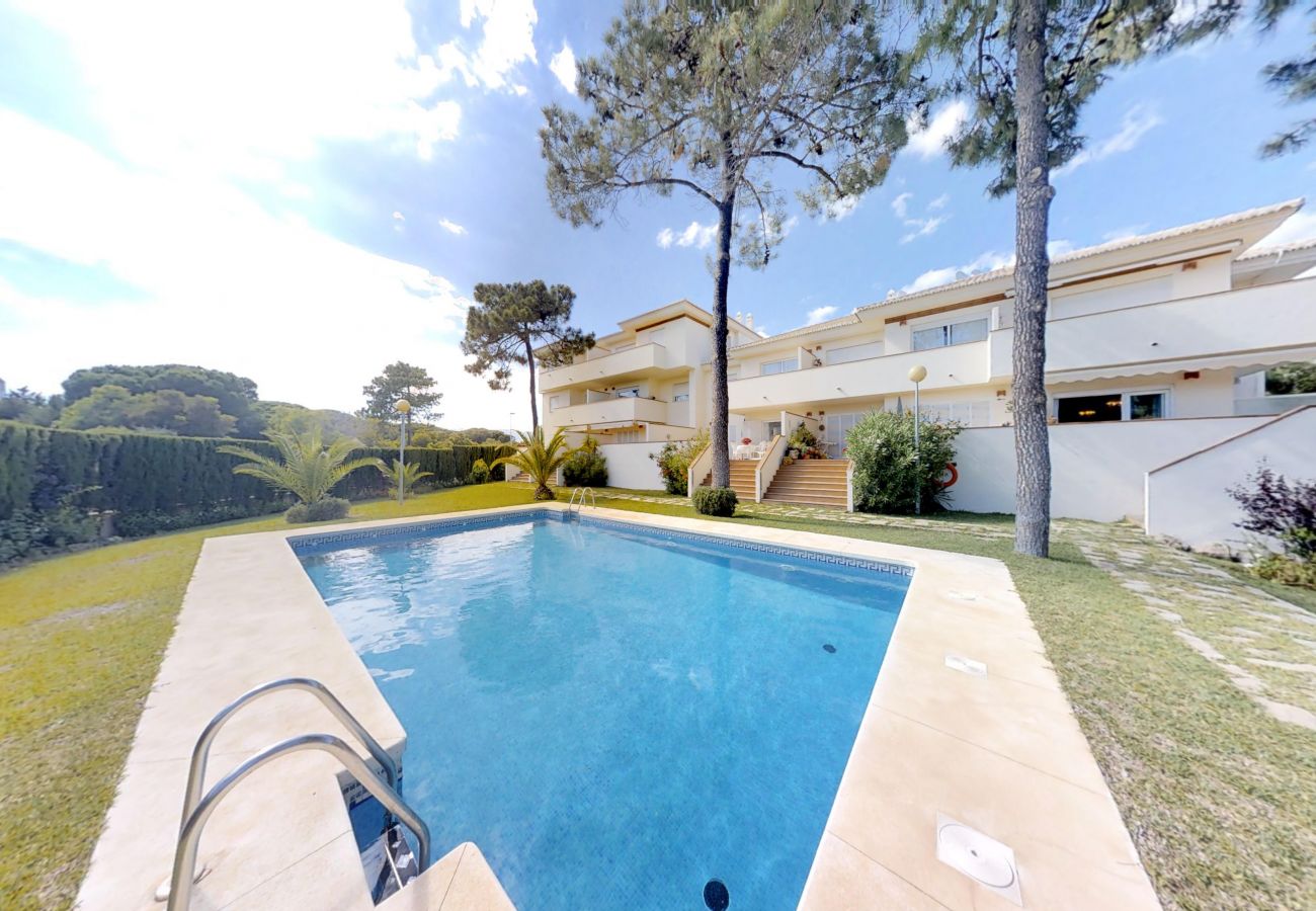 Apartamento en Marbella - Beachside Family Apartment with Direct Pool Access