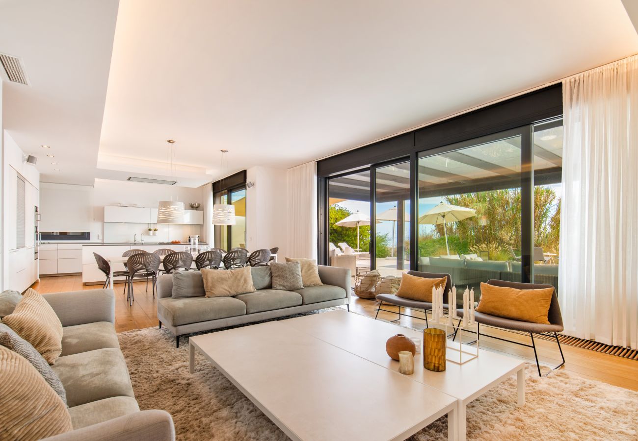 Villa en Marbella - Beachfront Villa with Heated Pool & Spa