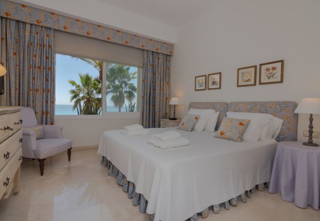 Apartamento en Marbella - Superb Front Line Location, Sea View- Heated Pool