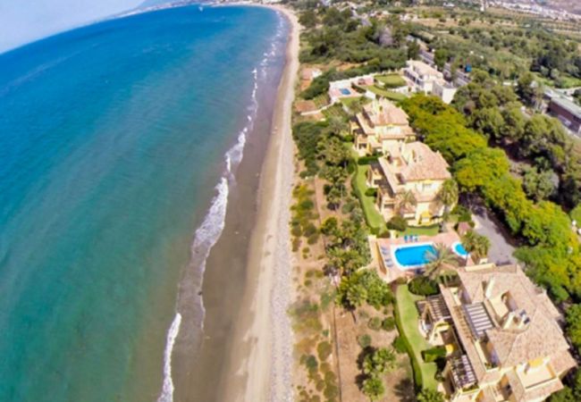 Apartamento en Marbella - Superb Front Line Location, Sea View- Heated Pool