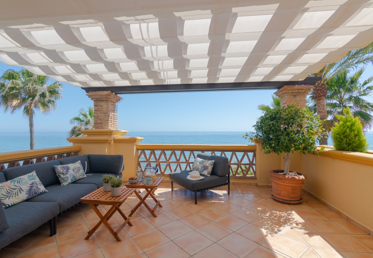 Apartamento en Marbella - Superb Front Line Location, Sea View- Heated Pool