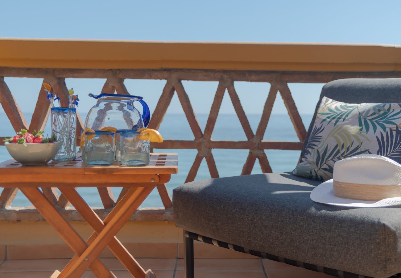Apartamento en Marbella - Superb Front Line Location, Sea View- Heated Pool
