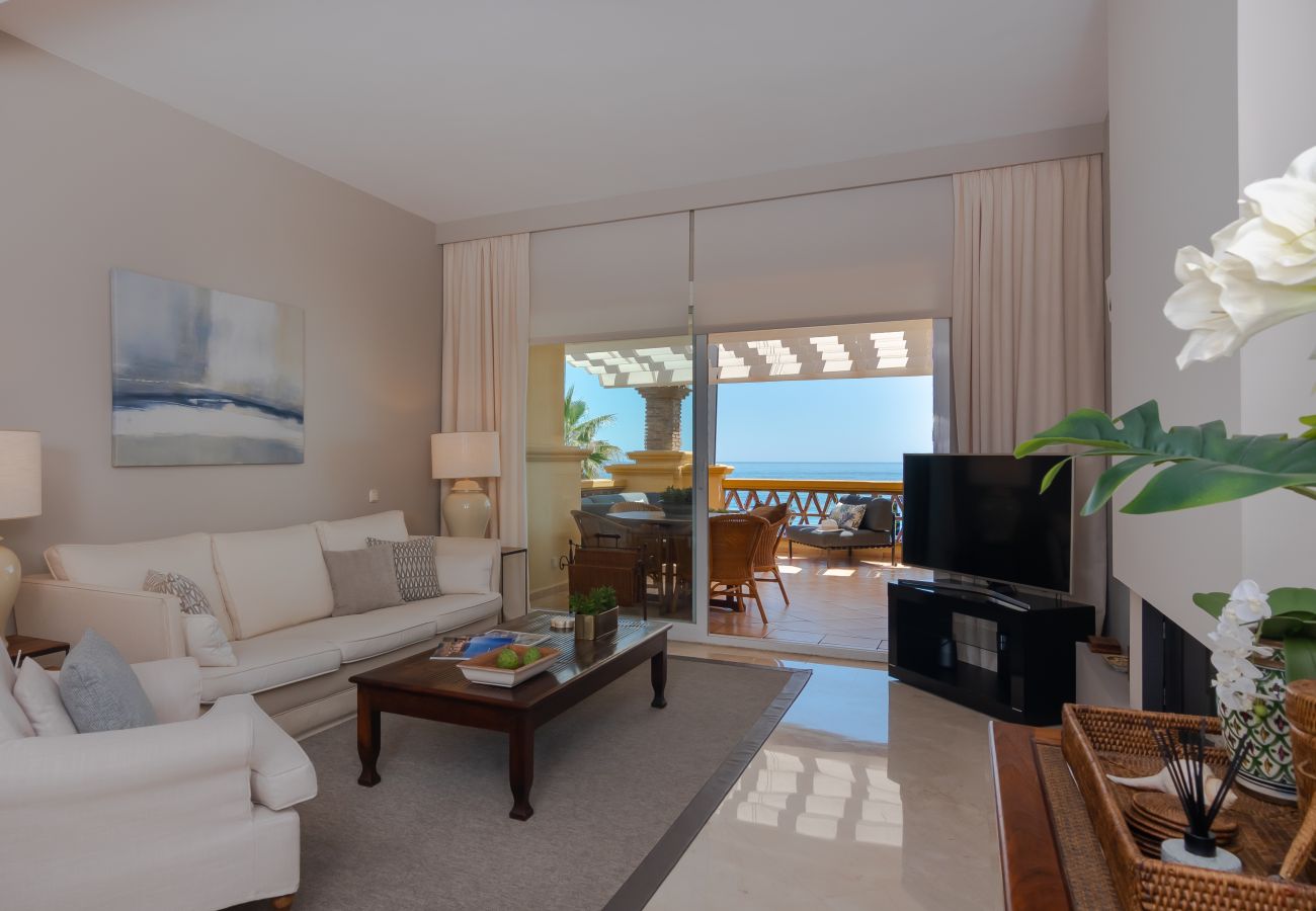 Apartamento en Marbella - Superb Front Line Location, Sea View- Heated Pool