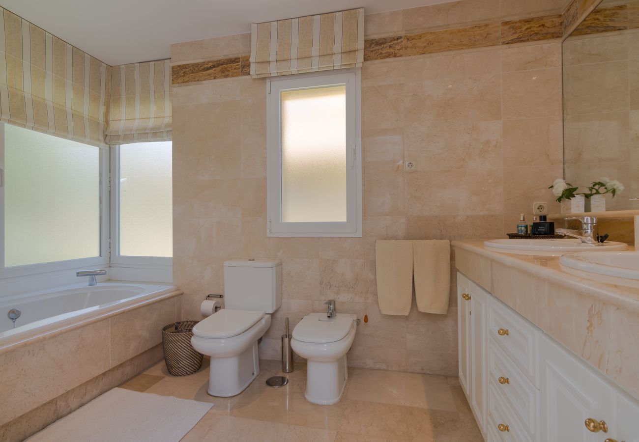 Apartamento en Marbella - Superb Front Line Location, Sea View- Heated Pool