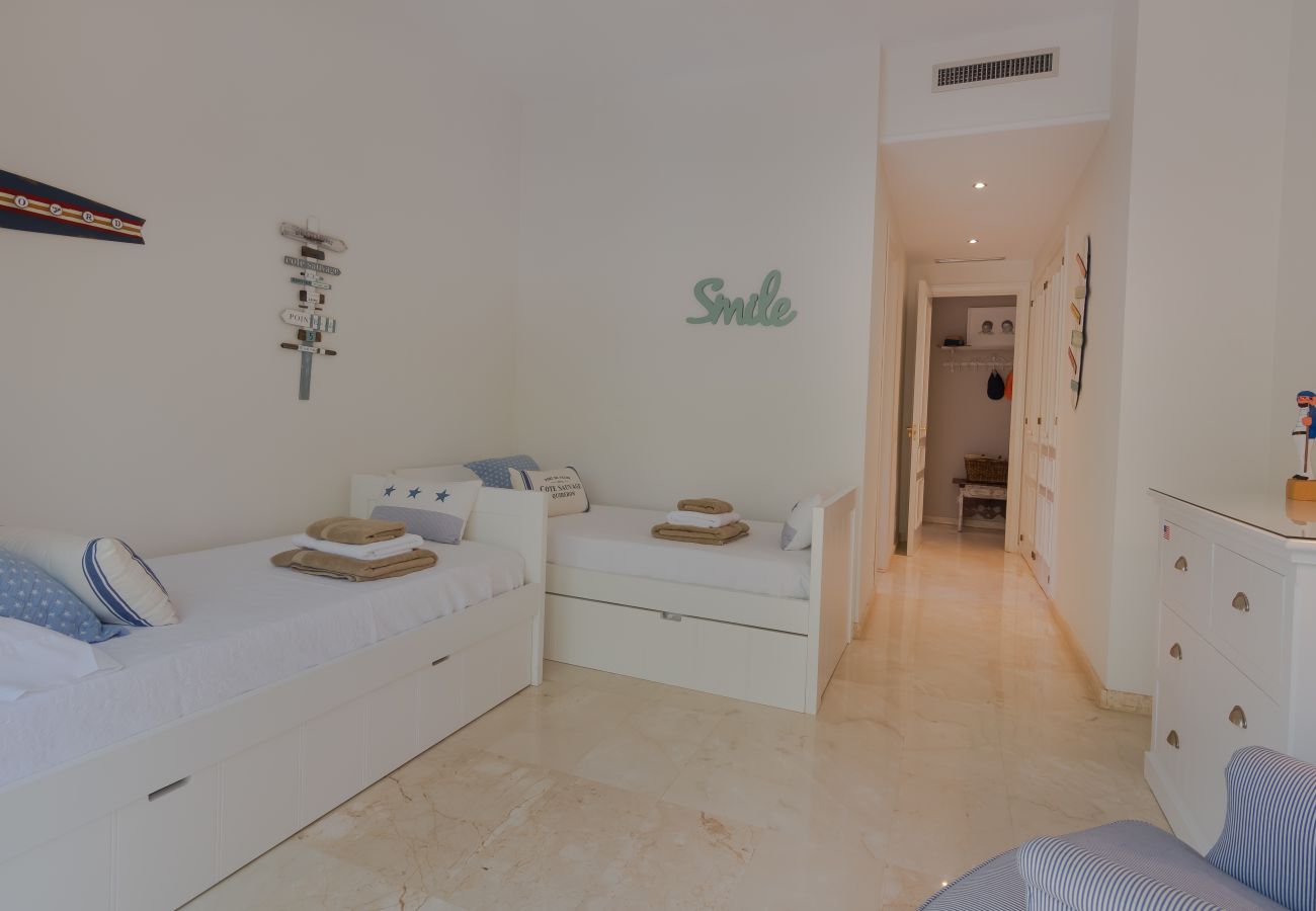 Apartamento en Marbella - Superb Front Line Location, Sea View- Heated Pool