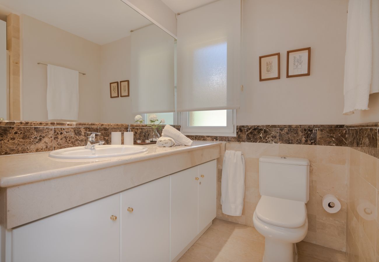 Apartamento en Marbella - Superb Front Line Location, Sea View- Heated Pool