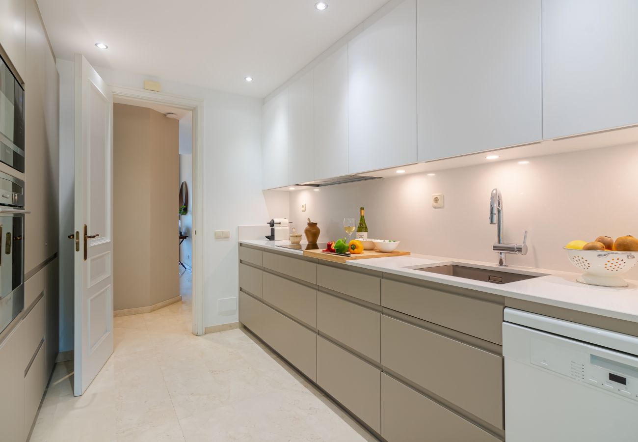 Apartamento en Marbella - Superb Front Line Location, Sea View- Heated Pool