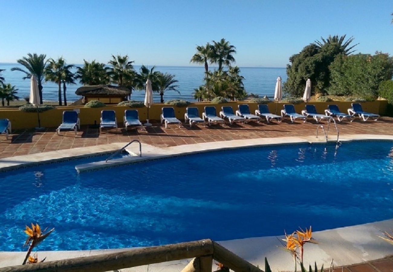 Apartamento en Marbella - Superb Front Line Location, Sea View- Heated Pool