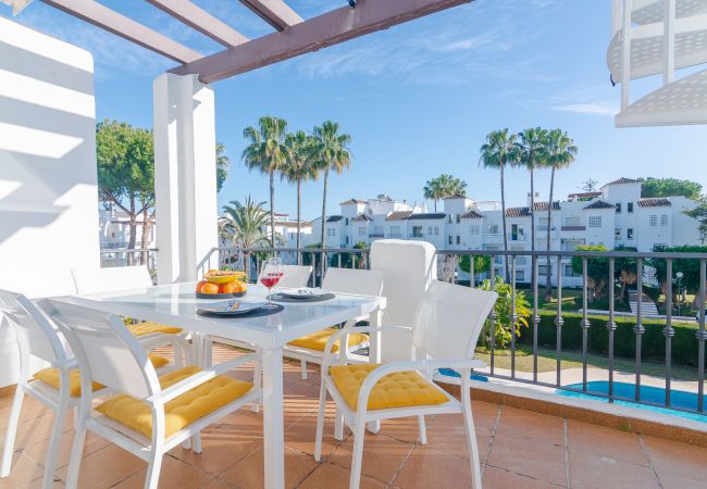 Apartamento en Estepona - Beachside Penthouse with Rooftop Terrace & Pool