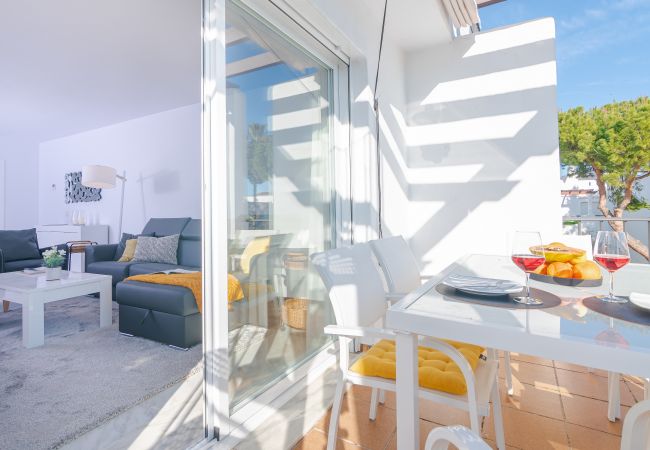 Apartamento en Estepona - Beachside Penthouse with Rooftop Terrace & Pool