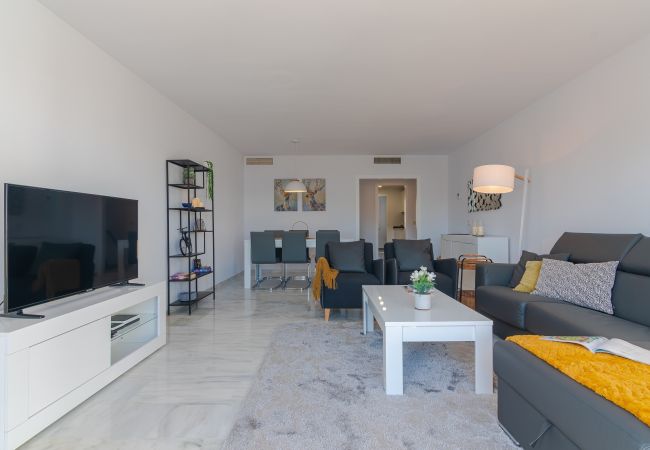 Apartamento en Estepona - Beachside Penthouse with Rooftop Terrace & Pool