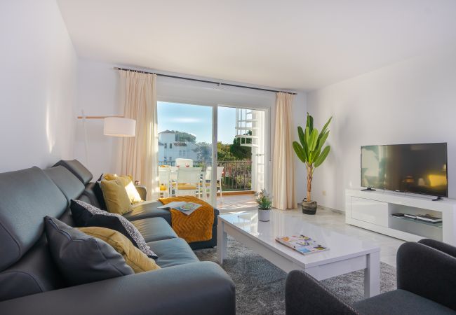 Apartamento en Estepona - Beachside Penthouse with Rooftop Terrace & Pool