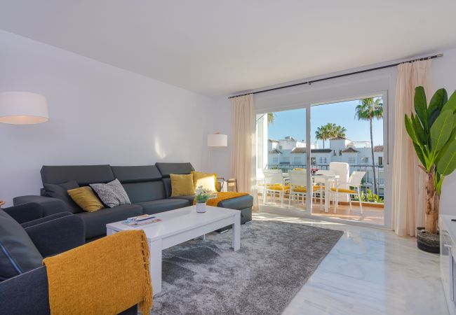 Apartamento en Estepona - Beachside Penthouse with Rooftop Terrace & Pool