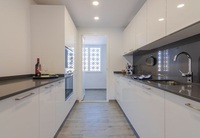 Apartamento en Estepona - Beachside Penthouse with Rooftop Terrace & Pool